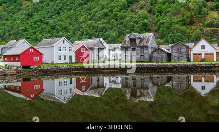 Les maisons historiques colorées en bois de Gamle Lærdalsøyri à Lærdal, dans le comté de Vestland, Norvège. Cette vieille ville bien préservée abrite l'une des grandes Banque D'Images