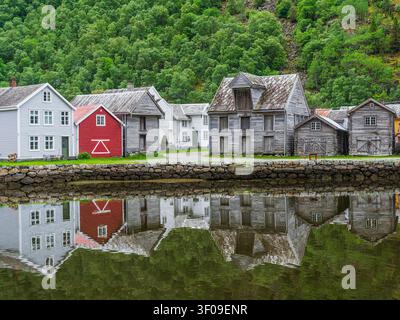 Les maisons historiques colorées en bois de Gamle Lærdalsøyri à Lærdal, dans le comté de Vestland, Norvège. Cette vieille ville bien préservée abrite l'une des grandes Banque D'Images