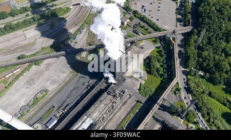 Vue aérienne de Kokerei Schwelgern KBS thyssenkrupp Steel avec des structures industrielles, de la vapeur s'élevant de la cokerie, des voies ferrées et des environs Banque D'Images