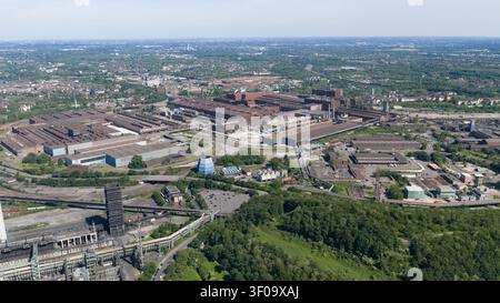 Vue aérienne du complexe industriel Kokerei Schwelgern KBS thyssenkrupp Steel avec bâtiments d'usine, cheminées et paysage verdoyant environnant à Duisb Banque D'Images