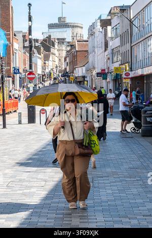 Windsor, Berkshire, Royaume-Uni. 7 juillet 2026. C'était une autre journée très chaude dans la ville royale de Windsor dans le Berkshire aujourd'hui comme les touristes, les habitants et les visiteurs étaient dehors dans la ville comme les températures frappaient plus de 30 degrés. Crédit : Maureen McLean/Alamy Live News Banque D'Images