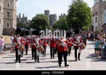 Windsor, Berkshire, Royaume-Uni. 7 juillet 2026. La relève de la garde au château de Windsor. C'était une autre journée très chaude dans la ville royale de Windsor dans le Berkshire aujourd'hui, alors que les températures atteignaient plus de 30 degrés. Crédit : Maureen McLean/Alamy Live News Banque D'Images