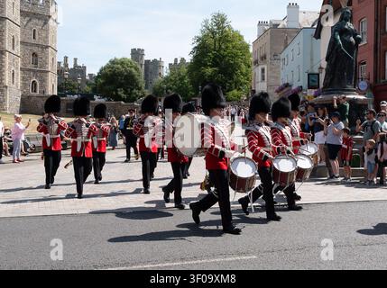 Windsor, Berkshire, Royaume-Uni. 7 juillet 2026. La relève de la garde au château de Windsor. C'était une autre journée très chaude dans la ville royale de Windsor dans le Berkshire aujourd'hui, alors que les températures atteignaient plus de 30 degrés. Crédit : Maureen McLean/Alamy Live News Banque D'Images