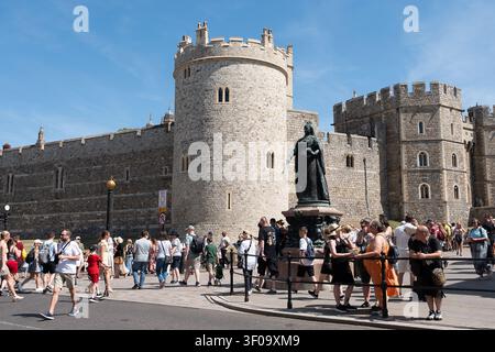 Windsor, Berkshire, Royaume-Uni. 7 juillet 2026. C'était une autre journée très chaude dans la ville royale de Windsor dans le Berkshire aujourd'hui comme les touristes, les habitants et les visiteurs étaient dehors dans la ville comme les températures frappaient plus de 30 degrés. Crédit : Maureen McLean/Alamy Live News Banque D'Images