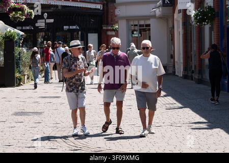 Windsor, Berkshire, Royaume-Uni. 7 juillet 2026. C'était une autre journée très chaude dans la ville royale de Windsor dans le Berkshire aujourd'hui comme les touristes, les habitants et les visiteurs étaient dehors dans la ville comme les températures frappaient plus de 30 degrés. Crédit : Maureen McLean/Alamy Live News Banque D'Images