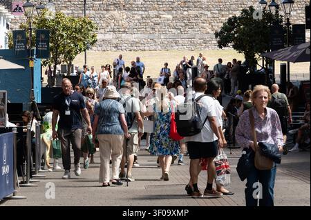 Windsor, Berkshire, Royaume-Uni. 7 juillet 2026. C'était une autre journée très chaude dans la ville royale de Windsor dans le Berkshire aujourd'hui comme les touristes, les habitants et les visiteurs étaient dehors dans la ville comme les températures frappaient plus de 30 degrés. Crédit : Maureen McLean/Alamy Live News Banque D'Images