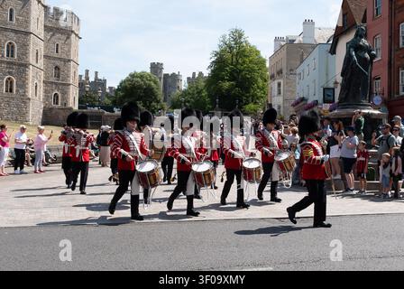 Windsor, Berkshire, Royaume-Uni. 7 juillet 2026. La relève de la garde au château de Windsor. C'était une autre journée très chaude dans la ville royale de Windsor dans le Berkshire aujourd'hui, alors que les températures atteignaient plus de 30 degrés. Crédit : Maureen McLean/Alamy Live News Banque D'Images