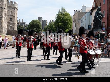 Windsor, Berkshire, Royaume-Uni. 7 juillet 2026. La relève de la garde au château de Windsor. C'était une autre journée très chaude dans la ville royale de Windsor dans le Berkshire aujourd'hui, alors que les températures atteignaient plus de 30 degrés. Crédit : Maureen McLean/Alamy Live News Banque D'Images