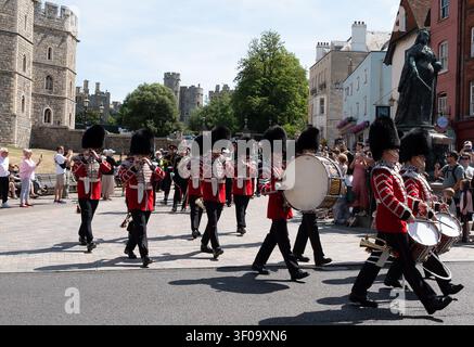 Windsor, Berkshire, Royaume-Uni. 7 juillet 2026. La relève de la garde au château de Windsor. C'était une autre journée très chaude dans la ville royale de Windsor dans le Berkshire aujourd'hui, alors que les températures atteignaient plus de 30 degrés. Crédit : Maureen McLean/Alamy Live News Banque D'Images