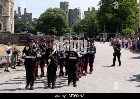 Windsor, Berkshire, Royaume-Uni. 7 juillet 2026. La relève de la garde au château de Windsor. C'était une autre journée très chaude dans la ville royale de Windsor dans le Berkshire aujourd'hui, alors que les températures atteignaient plus de 30 degrés. Crédit : Maureen McLean/Alamy Live News Banque D'Images
