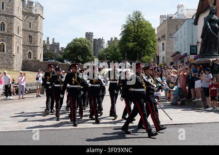 Windsor, Berkshire, Royaume-Uni. 7 juillet 2026. La relève de la garde au château de Windsor. C'était une autre journée très chaude dans la ville royale de Windsor dans le Berkshire aujourd'hui, alors que les températures atteignaient plus de 30 degrés. Crédit : Maureen McLean/Alamy Live News Banque D'Images