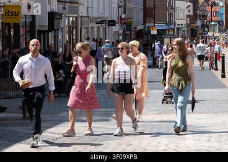 Windsor, Berkshire, Royaume-Uni. 7 juillet 2026. C'était une autre journée très chaude dans la ville royale de Windsor dans le Berkshire aujourd'hui comme les touristes, les habitants et les visiteurs étaient dehors dans la ville comme les températures frappaient plus de 30 degrés. Crédit : Maureen McLean/Alamy Live News Banque D'Images
