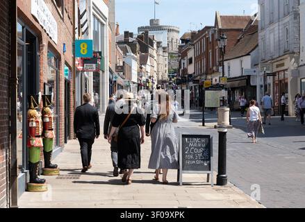 Windsor, Berkshire, Royaume-Uni. 7 juillet 2026. C'était une autre journée très chaude dans la ville royale de Windsor dans le Berkshire aujourd'hui comme les touristes, les habitants et les visiteurs étaient dehors dans la ville comme les températures frappaient plus de 30 degrés. Crédit : Maureen McLean/Alamy Live News Banque D'Images