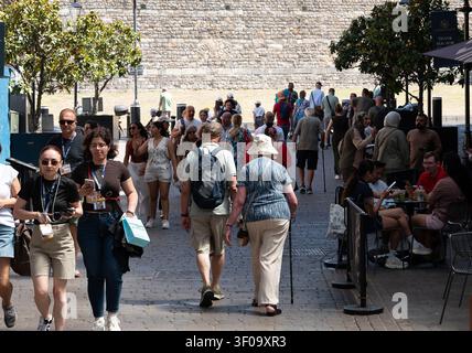 Windsor, Berkshire, Royaume-Uni. 7 juillet 2026. C'était une autre journée très chaude dans la ville royale de Windsor dans le Berkshire aujourd'hui comme les touristes, les habitants et les visiteurs étaient dehors dans la ville comme les températures frappaient plus de 30 degrés. Crédit : Maureen McLean/Alamy Live News Banque D'Images