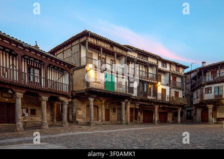 Façades typiques dans la vieille ville de La Alberca de Salamanca, Salamanca, Castille et León. Banque D'Images