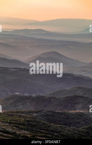 Vue verticale d'un lever de soleil sur le parc naturel de Las Batuecas-Sierra de Francia, vu depuis la Peña de Francia, Salamanque, Espagne. Banque D'Images