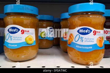 DENIA, ESPAGNE - 11 octobre 2025. Sur une étagère d'un magasin en Espagne, des pots de confiture d'abricot et de prune sans sucre sont soigneusement disposés, mettant en avant un choix faible en calories Banque D'Images