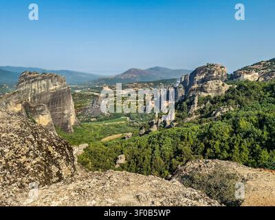 Kalambaka, Grèce - 24 juillet 2024 : Groupe de monastères Meteora : en bas à gauche Sainte-Trinité et à droite Rousanou, Santa Barbara. Au-dessus, Great Meteoron et V Banque D'Images