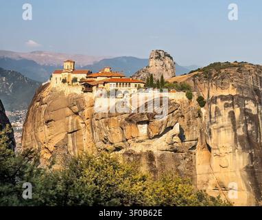 Kalambaka, Grèce – 24 juillet 2024 : groupe de monastères de Météora. Monastère Saint-Étienne sur son propre plateau rocheux et la ville de Kalambaka bien en contrebas Banque D'Images