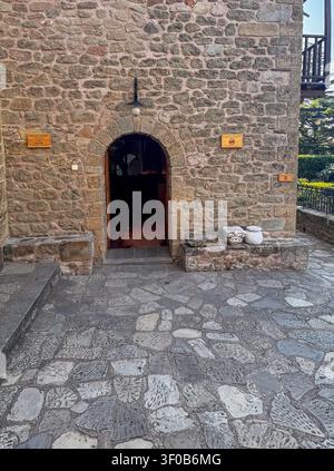 Kalambaka, Grèce – 24 juillet 2024 : groupe de monastères Meteora. Monastère Saint-Étienne. L’entrée du musée Banque D'Images