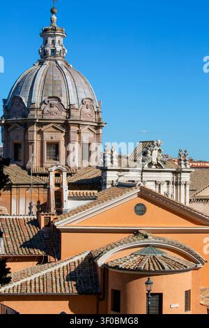 Rome, Italie - 8 octobre 2020 : Dôme de l'église baroque Santi Luca e Martina du XVIIe siècle (Chiesa dei Santi Luca e Martina) Banque D'Images