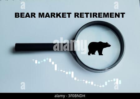 Concept de planification de retraite en marché baissier écrit sur un livre isolé sur une table en bois. Pour la stratégie de risque d'investissement en période de baisse et de protection de la richesse des seniors Banque D'Images