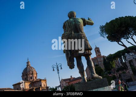 Vue arrière de la statue de l'empereur romain Trajan à Rome, Italie Banque D'Images