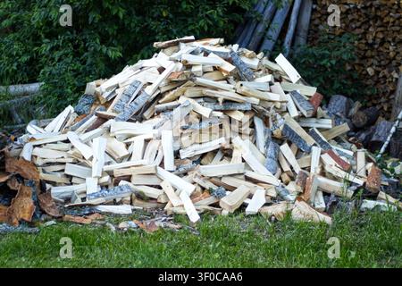 Pile de bois de chauffage coupé sur l'herbe dans la cour Banque D'Images