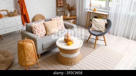 Salon moderne confortable avec décor d'automne et textures naturelles Banque D'Images