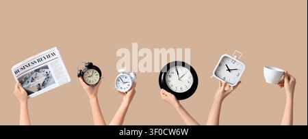 Mains tenant des horloges, du journal et une tasse à café sur fond beige Banque D'Images