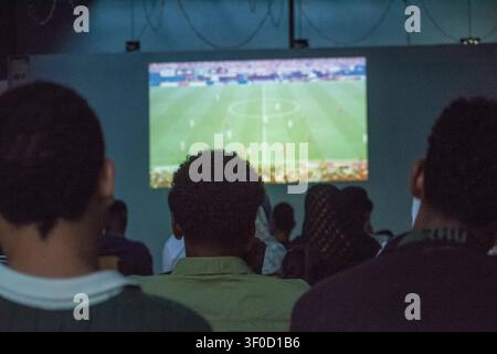 Les fans de football attendent avec impatience le match de rêve égypto-argentin. Khartoum, Soudan le 7 juillet : L'une des zones de visionnement public d'un restaurant qui a diffusé des matchs de tournoi dans la capitale soudanaise, Khartoum-Omdurman, a accueilli aujourd'hui le match Argentine contre Égypte dans le Round 16 de la Coupe du monde de la FIFA 2026. Un grand nombre de fans se sont réunis pour soutenir les deux équipes dans une atmosphère enthousiaste, reflétant le grand intérêt pour le tournoi et la participation du public aux événements de visionnage de groupe. Photo de Abdul-Razzaq Saif al-DIN / JNA Press. Omdurman Soudan Copyright : x xAbdulxRazzaqxSaifx Banque D'Images