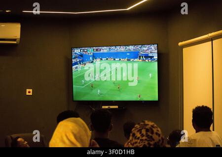 Les fans de football attendent avec impatience le match de rêve égypto-argentin. Khartoum, Soudan le 7 juillet : L'une des zones de visionnement public d'un restaurant qui a diffusé des matchs de tournoi dans la capitale soudanaise, Khartoum-Omdurman, a accueilli aujourd'hui le match Argentine contre Égypte dans le Round 16 de la Coupe du monde de la FIFA 2026. Un grand nombre de fans se sont réunis pour soutenir les deux équipes dans une atmosphère enthousiaste, reflétant le grand intérêt pour le tournoi et la participation du public aux événements de visionnage de groupe. Photo de Abdul-Razzaq Saif al-DIN / JNA Press. Omdurman Soudan Copyright : x xAbdulxRazzaqxSaifx Banque D'Images