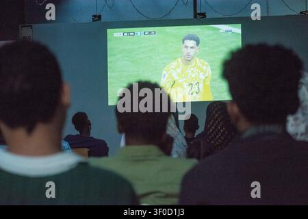 Les fans de football attendent avec impatience le match de rêve égypto-argentin. Khartoum, Soudan le 7 juillet : L'une des zones de visionnement public d'un restaurant qui a diffusé des matchs de tournoi dans la capitale soudanaise, Khartoum-Omdurman, a accueilli aujourd'hui le match Argentine contre Égypte dans le Round 16 de la Coupe du monde de la FIFA 2026. Un grand nombre de fans se sont réunis pour soutenir les deux équipes dans une atmosphère enthousiaste, reflétant le grand intérêt pour le tournoi et la participation du public aux événements de visionnage de groupe. Photo de Abdul-Razzaq Saif al-DIN / JNA Press. Omdurman Soudan Copyright : x xAbdulxRazzaqxSaifx Banque D'Images