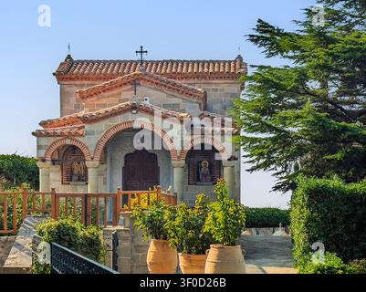 Kalambaka, Grèce - 24 juillet 2024 : groupe de monastères de Météores. Monastère Saint-Étienne. Une chapelle relativement nouvelle dédiée à Saint-Étienne Banque D'Images