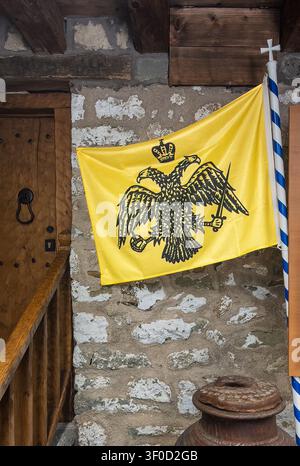 Kalambaka, Grèce – 24 juillet 2024 : groupe de monastères de Météores. Monastère Saint-Étienne : drapeau du christianisme orthodoxe Banque D'Images