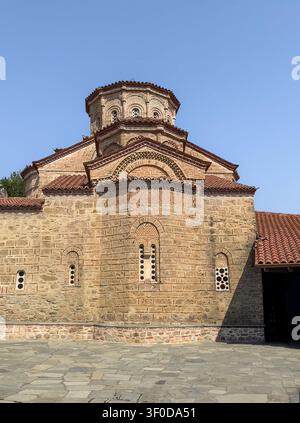 Kalambaka, Grèce – 24 juillet 2024 : Monastère sacré du Grand Météoron, Météores. Édifice d’église imposant et cour Banque D'Images