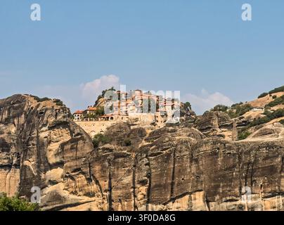 Kalambaka, Grèce – 24 juillet 2024 : Météores, monastère du Grand Météore, le plus grand monastère du groupe, sous un ciel bleu au sommet de roches jaunes éclairées par le soleil Banque D'Images