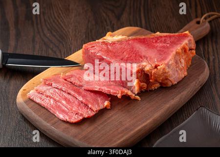 Apéritif de viande de bœuf braisée en tranches et en cubes, bœuf épicé traditionnel chinois aux cinq épices Banque D'Images