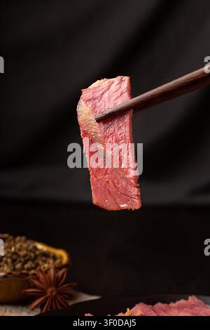 Apéritif de viande de bœuf braisée en tranches et en cubes, bœuf épicé traditionnel chinois aux cinq épices Banque D'Images