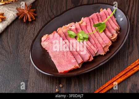 Apéritif de viande de bœuf braisée en tranches et en cubes, bœuf épicé traditionnel chinois aux cinq épices Banque D'Images