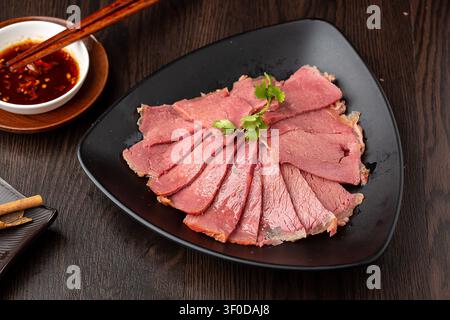 Apéritif de viande de bœuf braisée en tranches et en cubes, bœuf épicé traditionnel chinois aux cinq épices Banque D'Images
