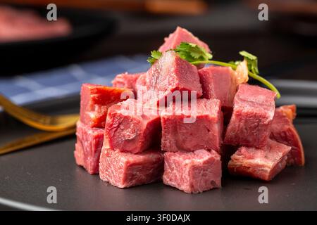 Délicieuse cuisse de bœuf épicée, authentique délicatesse de bœuf mariné cuit lentement à l'asiatique Banque D'Images