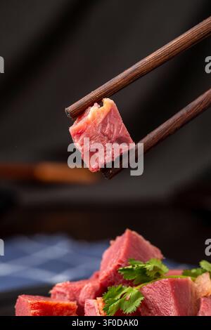 Délicieuse cuisse de bœuf épicée, authentique délicatesse de bœuf mariné cuit lentement à l'asiatique Banque D'Images