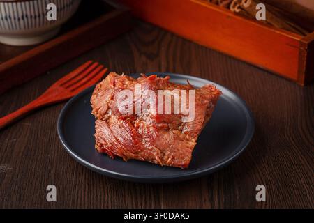 Viande de bœuf braisée savoureuse, amuse-gueule de bœuf cuit aux épices orientales aromatiques Banque D'Images