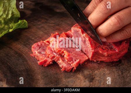 Bœuf chinois traditionnel aux cinq épices, paleron de bœuf braisé en tranches et en cubes dans la sauce soja Banque D'Images