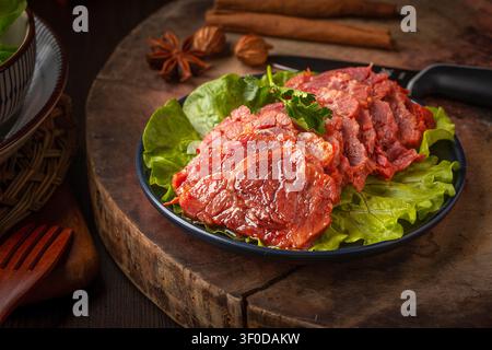 Bœuf chinois traditionnel aux cinq épices, paleron de bœuf braisé en tranches et en cubes dans la sauce soja Banque D'Images