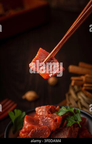 Bœuf chinois traditionnel aux cinq épices, paleron de bœuf braisé en tranches et en cubes dans la sauce soja Banque D'Images