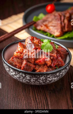 Délicieuse cuisse de bœuf épicée, authentique délicatesse de bœuf mariné cuit lentement à l'asiatique Banque D'Images