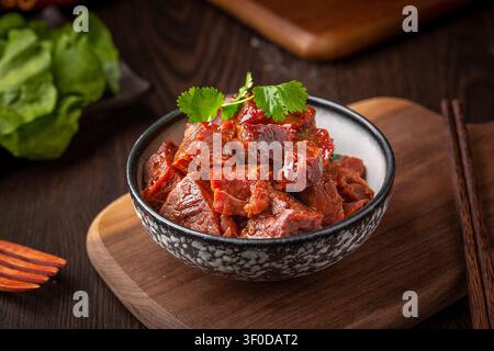 Délicieuse cuisse de bœuf épicée, authentique délicatesse de bœuf mariné cuit lentement à l'asiatique Banque D'Images