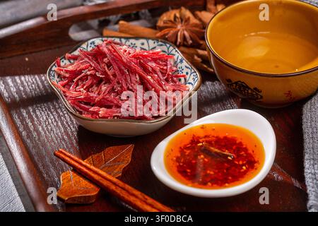 Viande de bœuf braisée savoureuse, amuse-gueule de bœuf cuit aux épices orientales aromatiques Banque D'Images